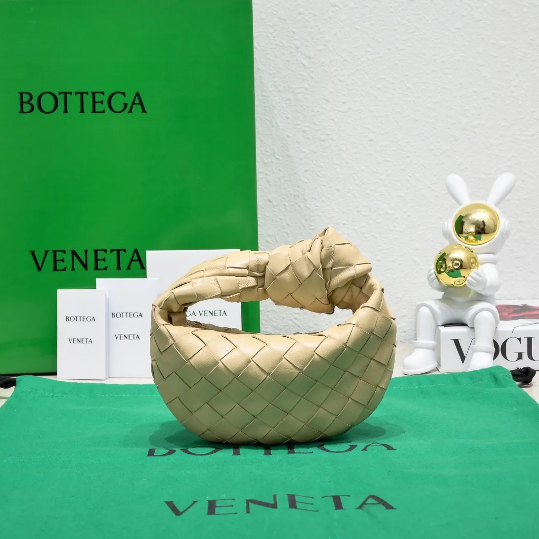 Batch 1080 BV super mini JODIE handbag, dumpling bag, woven knotted bag, simple, fashionable and super cute🍒Every color is high-end. It is a smaller version of the original mini version🤣It can only hold cuteness🍓🍓The upper body is fashionable and romantic. The fashionable bags created by Daniel Lee are really more and more favored by street experts. Style number: 6699-0# Size: 17*16*6.5